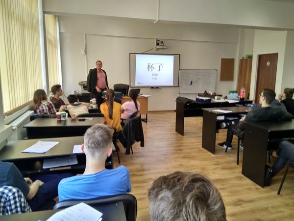 1495595227669789.jpg 校长米尔恰-尼古拉Mircea Cristian Nicula为学生做HSK考前辅导2_副本.jpg